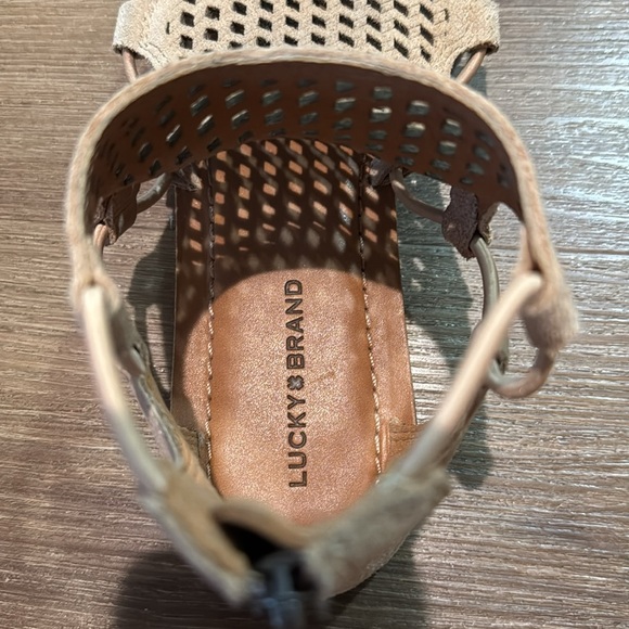 Woman's Lucky Brand Bartega Gladiator Sandal in Dusty Sand. Size 8 - Picture 7 of 8
